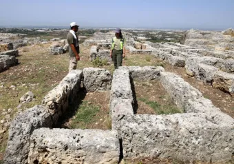 Sillyon Antik Kenti'nde Roma dönemine ait 4 mezar bulundu